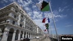 نصب پرچم فرانسه در کنار پرچم الجزایر، همزمان با سفر امانوئل مکرون، رئیس‌جمهور فرانسه به الجزایر در سال ۲۰۲۲