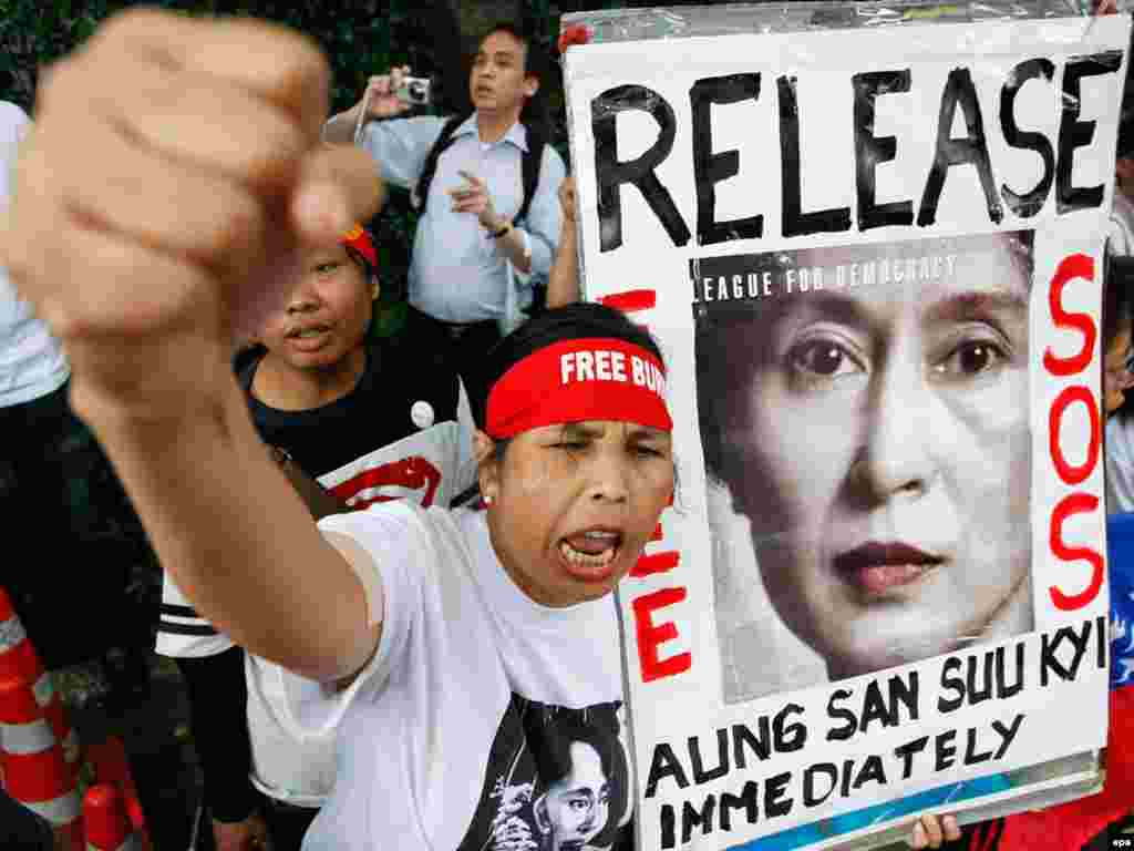 В Мьянме суд отложил до 11 августа вынесение приговора по делу лидера оппозиции Аун Сан Су Чжи. Международные правозащитники и западные страны считают этот процесс фарсом и призывают власти Мьянмы освободить лидера оппозиции