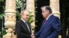 Тәжікстан басшысы Эмомали Рахмон Ресей президенті Владимир Путимен қол алысып тұр. 8 қазан, 2025 жыл.