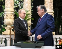 Putin Rəhmona "Taciklər" unikal elmi monoqrafiyanın ilk nüsxəsini hədiyyə edib.