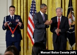 به هنگام دریافت مدال ملی علوم انسانی از باراک اوباما، رئیس جمهور وقت آمریکا، در سپتامبر ۲۰۱۵