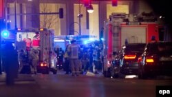 Berliniň resmileri wakanyň bolan ýerinde derňewleri geçirýärler. 19-njy dekabr, 2016 ý.