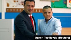 Premýer-ministr Zoran Zaýew ses berýär.