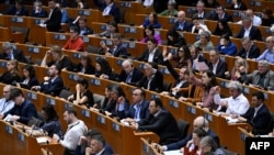 Az Európai Parlament képviselői szavaznak az Európai Parlament brüsszeli plenáris ülésén 2024. április 10-én