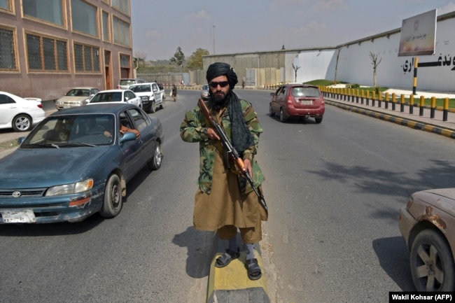 Патрульный-талиб на одной из центральных площадей Кабула, теперь часто полупустынной. 23 сентября 2021 года
