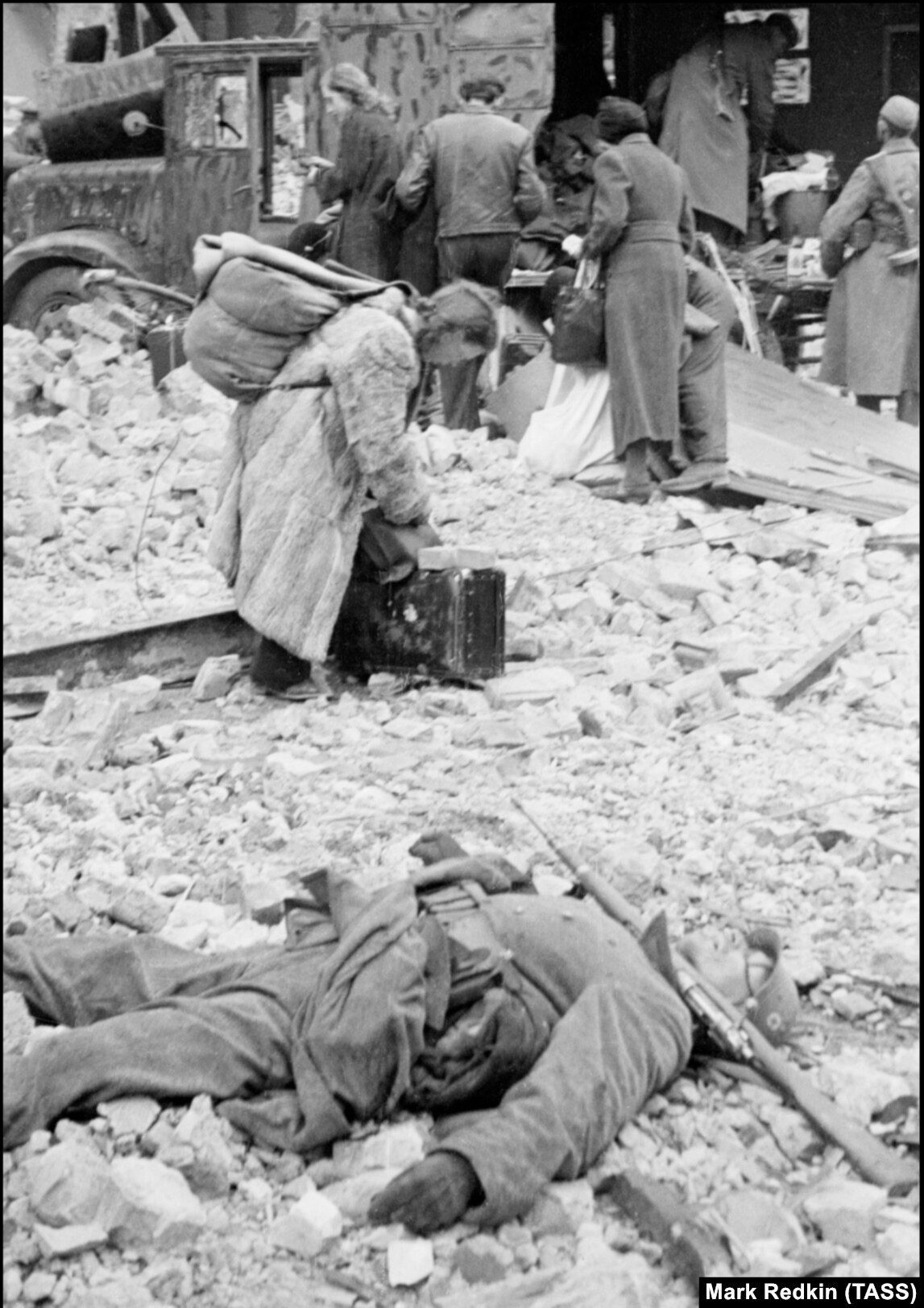 無家可歸的平民和死去的德國士兵一名蘇聯士兵描述了戰爭最後幾個小時從地下室出來的納粹軍隊，他們高舉雙手「微笑得像聽話的狗」。  