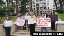 Câteva persoane au protestat împotriva adoptării legii anti-LGBT de către Parlamentul georgian, în luna septembrie. 