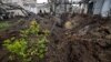 Istražitelji provjeravaju krater koji je ruski projektil ostavio na postrojenje električnih transformatora u Harkivu
