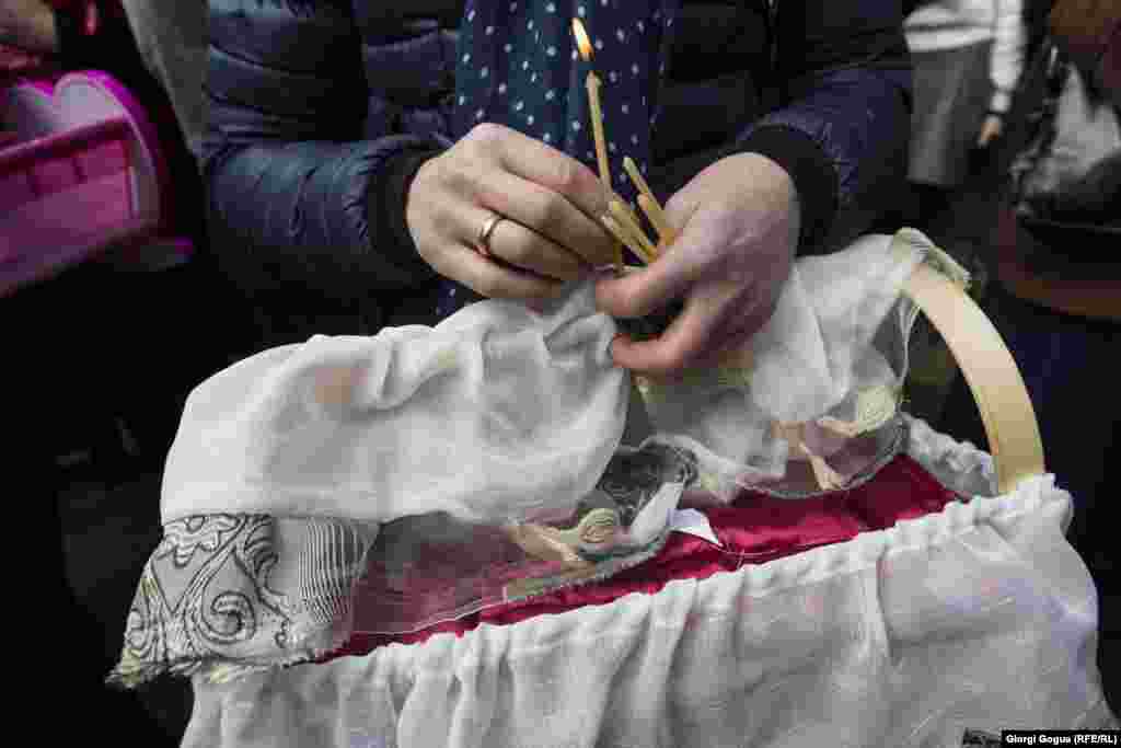 Ritual holds that childless couples must come to the church carrying a toy cradle with a doll, each of which receives an individual blessing from the local priest.&nbsp;