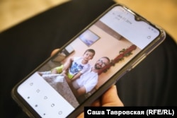 Левиза показывает фотографию Наримана с сыном Джемилем, село Первомайское Симферопольского района, 26 сентября 2021 года