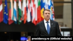  „Nu vreau să creadă cineva că suntem la un mic pas de un rezultat favorabil pentru România. Este nevoie de foarte, foarte multe negocieri în continuare”, a afirmat Klaus Iohannis, miercuri, la Bruxelles, după ce Viena și-a arătat deschiderea pentru admiterea „air-Schengen”.