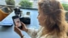 Cătălina Burcuș arată fotografia fiicei sale, Carla, care a murit în spital din cauza unei infecții nosocomiale.