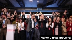 Studentët dhe kandidatët e Listës Studentore festojnë pas fitores në zgjedhjet serbe. Beograd, 25 tetor 2026.