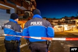 Полицията контролира достъпа до улицата до заведението, където избухна пожарът.