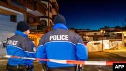 Poliția controlează accesul pe strada incendiului, în stațiunea de schi alpin Crans-Montana, pe 1 ianuarie 2026.