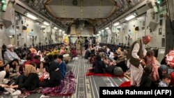 Afgani la bordul unui avion militar american părăsesc Afganistanul de pe aeroportul din Kabul, 19 august 2021