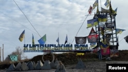 На фото: стела на в'їзді в Куп'янський район, 12 грудня 2025 року