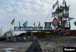 Дорожній знак із написом «Куп’янський район» поблизу прифронтового міста Куп’янськ, 12 грудня 2025 року