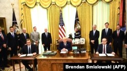 Presidenti i SHBA-së, Donald Trump, kryeministri i Kosovës Avdullah Hoti dhe presidenti i Serbisë, Aleksandar Vuciq, gjatë nënshkrimit të marrëveshjes në Shtëpinë e Bardhë, 4 shtator 2020