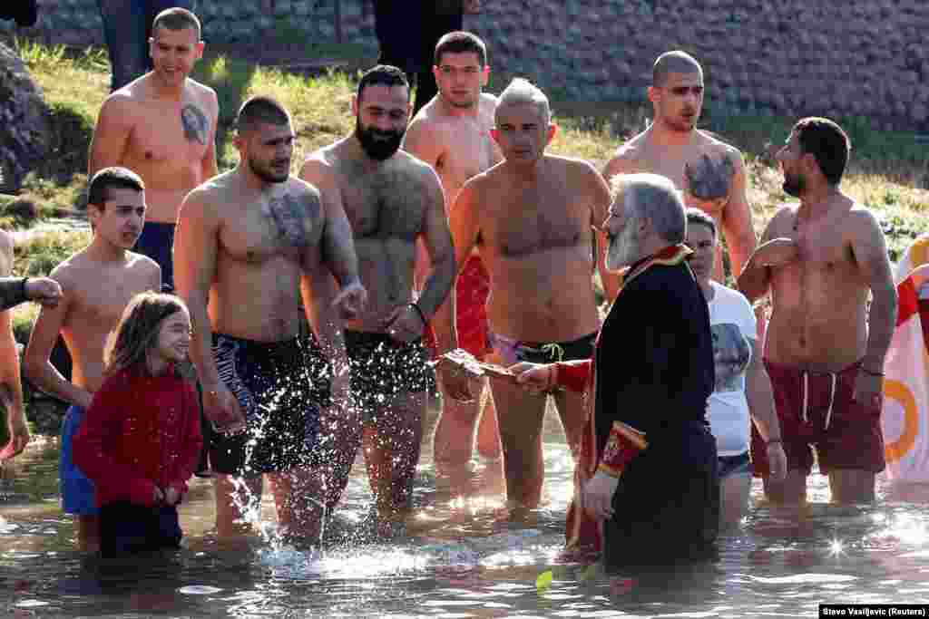 Православний священник освячує води річки Морача під час православного обряду на честь свята Водохреща в Подгориці, Чорногорія