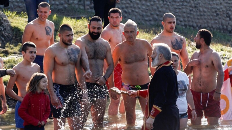 Православни верници во Црна Гора пливаа по крстот и покрај забраните 