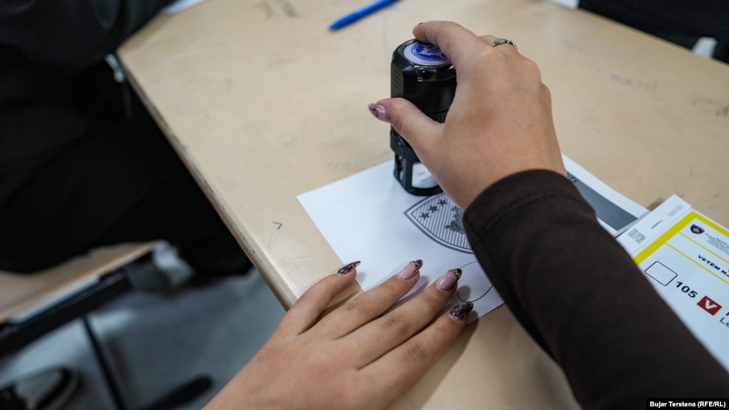 Një zyrtare e Komisionit Qendror të Zgjedhjeve e vulos fletëvotimin gjatë balotazhit për kryetar komune në kryeqytet, Prishtinë, 9 nëntor 2025.