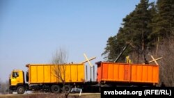 Belarus — Dismantling of crosses in Kurapaty memorial near Minsk, 4apr2019