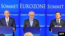 Grčki premijer Jorgos Papandreu (levo), predsjednik Evropskog savjeta Herman Van Rompuj (usredini), predsjednik Evropske komisije Žoze Manuel Barozo govore na konferenciji za novinare u sedištu EU u Briselu, 21. jul 2011.