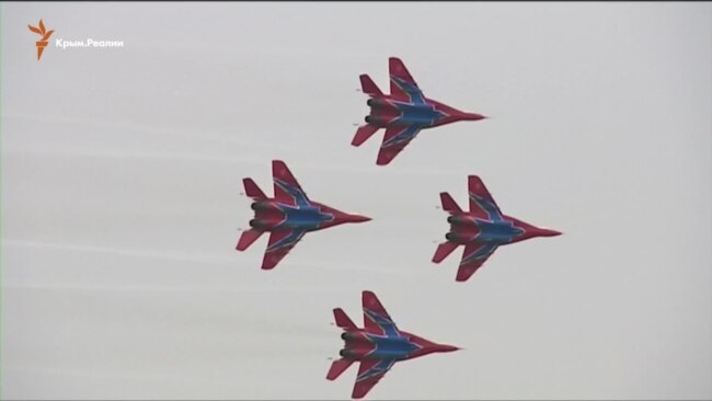Российские военные сбросили бомбы в Крыму (видео)