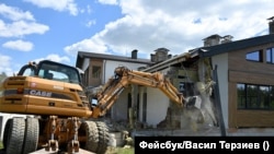 Столичната община възобнови премахването на незаконните постройки край язовир Искър, 30 април 2025. 