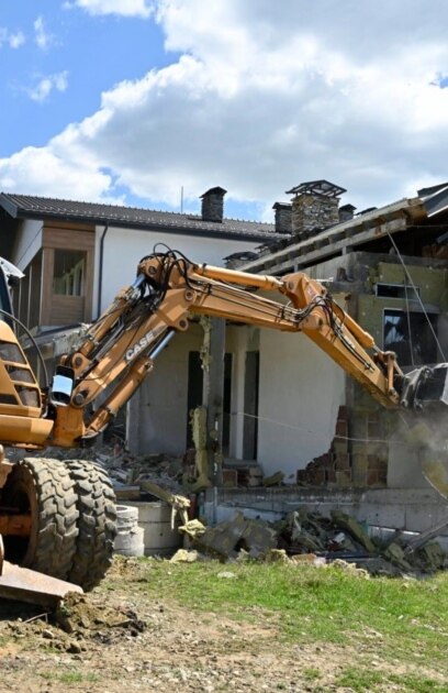Столичната община възобнови във вторник премахването на незаконен строеж край