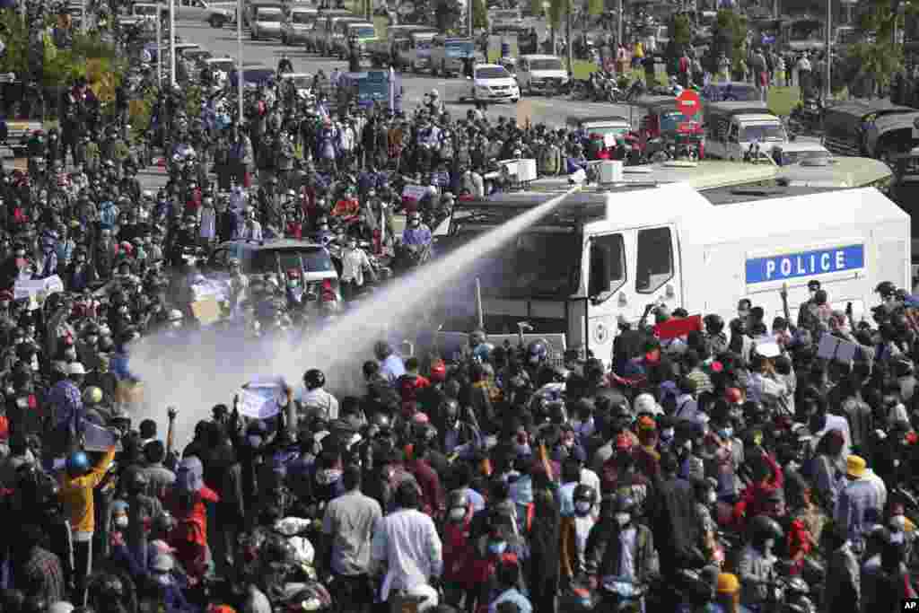 O mașină de poliție trage cu tunuri de apă înspre protestatarii din&nbsp;Naypyitaw, Myanmar. Imagine surprinsă în data de 8 februarie.