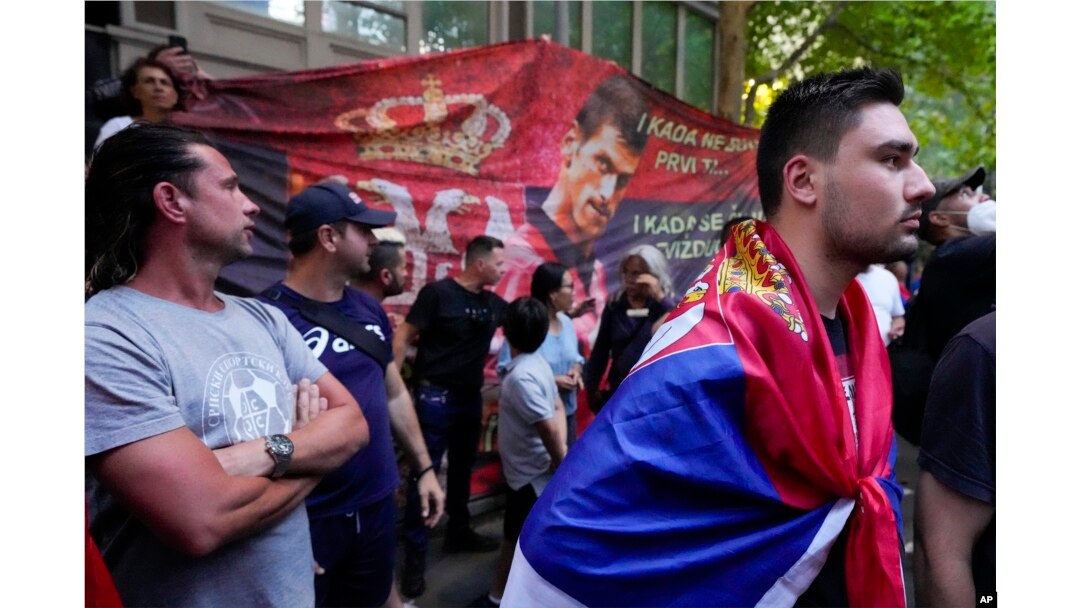 Suporterii lui Djokovici, fără măști de protecție, au așteptat decizia judecătorului în fața hotelului (destinat imigranților) în care a fost găzduit sportivul, după ce autoritățile de frontieră i-au retras viza. „E în închisoare” spusese tatăl sportivului, „este liber să plece oricând”, au răspuns autoritățile sugerând că acesta poate părăsi Australia.