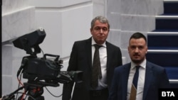 Тошко Йорданов (вляво) и колегите му от ИТН подкрепиха на първото гласуване премахване на държавната охрана на Делян Пеевски и Бойко Борисов, но след прегласуване се въздържаха и предложението не беше прието, 14 януари 2025 г.