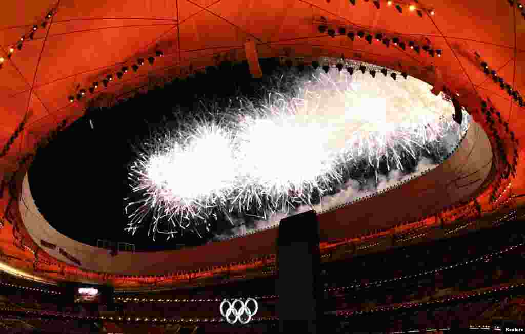 Пекин - қысқы және жазғы олимпиаданы өткізген әлемдегі жалғыз қала. Мұнда 2008 жылы жазғы олимпиада ұйымдастырылған еді. 2008 жылғы ойындардың да ашылу салтанаты осы &quot;Құс ұясы&quot; ұлттық стадионында болған. 4 ақпан 2022 жыл.