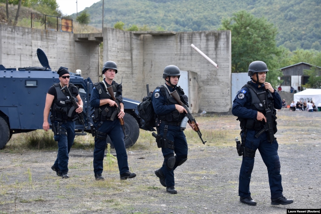Pjesëtarë të njësitit special të Policisë së Kosovës duke patrulluar, në Jarinjë. (27 shtator)