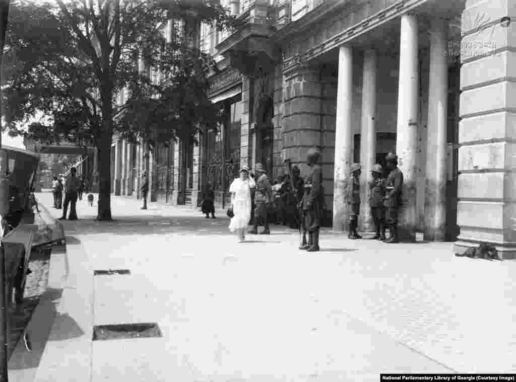 Тротуар на проспекті Руставелі, сфотографований на початку 1900-х років. Проспект був названий на честь грузинського поета 12-го століття Шота Руставелі і вирізнявся вишуканими готелями та широкими пішохідними доріжками, на яких демонструвалася тогочасна мода &nbsp;