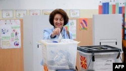 Kandidatja e VMRO-së për presidente, Gordana Silanovska-Davkova, duke votuar në rundin e dytë të zgjedhjeve presidenciale. Shkup, 8 maj 2024. 