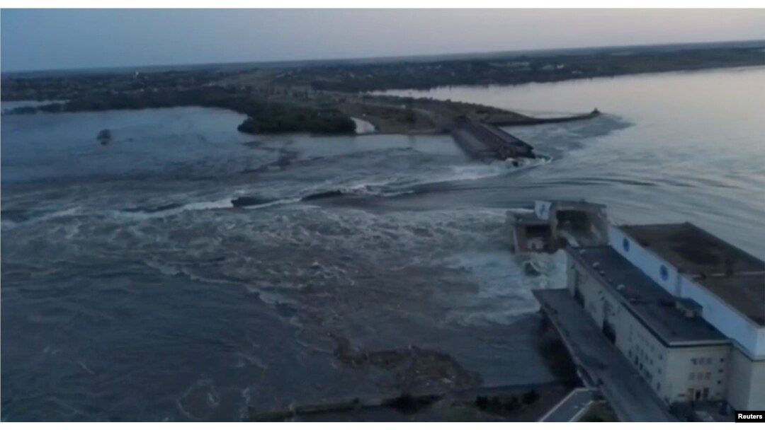 Витік води із Каховського водосховища через зруйновану дамбу. 6 червня 2023 року