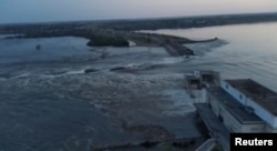 Общий вид дамбы Каховской ГЭС после ее подрыва. Новая Каховка, Херсонская область, 6 июня 2023 года. Скриншот с видео