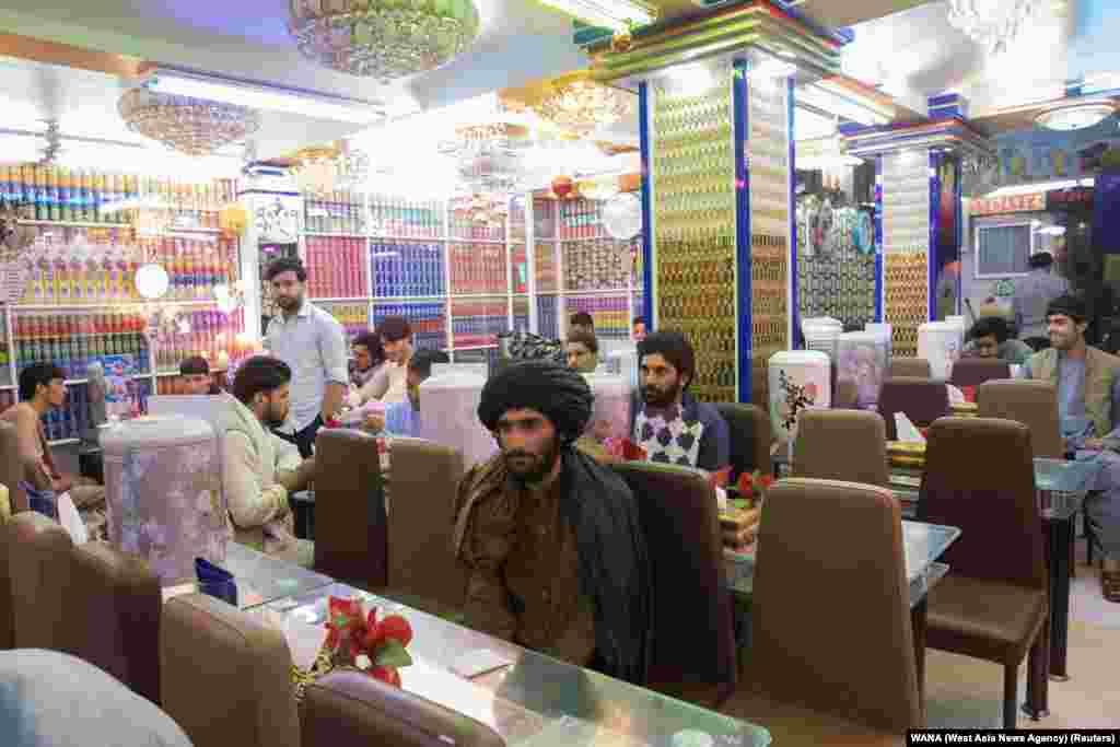 Disa burra afganë duke drekuar në një restorant në Herat. (10 shtator)