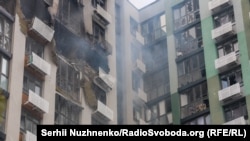 За словами мера, внаслідок влучання виникла пожежа на рівні з четвертого по девʼятий поверхи, є руйнування на 9 поверсі. Фото ілюстративне 