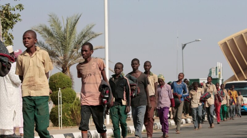 Oslobođeni nigerijski školarci, koje je oteo Boko Haram, vraćaju se kući