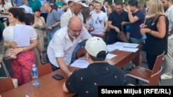 Studenti tokom blokade ispred Pravnog fakulteta potpisuju punomoć advokatima, 3. jul 2025.