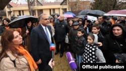 Armenia - Opposition presidential candidate Raffi Hovannisian campaigns in Yerevan, 27Jan2013.