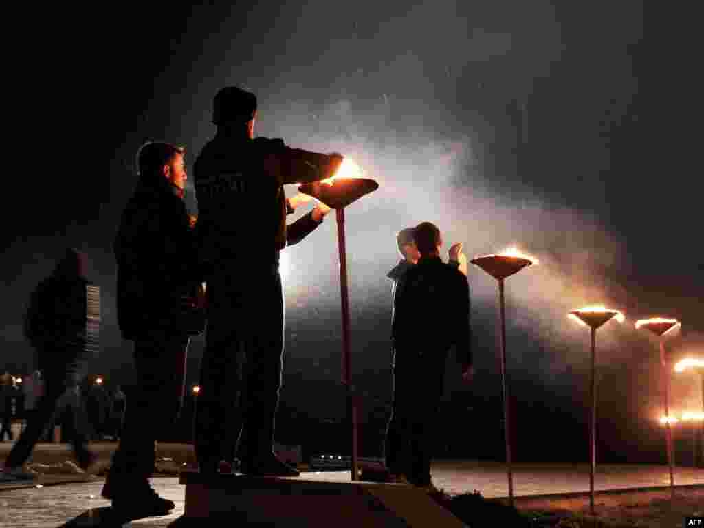 Kosovo - Sjećanje na nastradale u martu 1998 u selu Prekaz, 07.03.2011. Foto: AFP / Armend Nimani