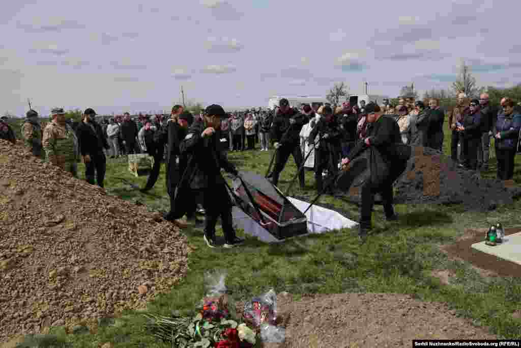 «Ці хлопці – наші вірні друзі, побратими. Ділили ми з ними… Ми з ними ділили все – життя, побут, переживання, втрати інших побратимів. Для нас, для всього підрозділу – це дуже велика втрата.Вони були дуже хорошими друзями і гідними чоловіками, і гідними захисниками нашої Батьківщини», – сказав про загиблих побратимів під час прощання Дмитро, командир 2-ї танкової роти 100-ї окремої механізованої бригади