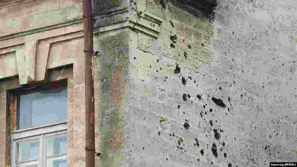 На фасаде гимназии до сих пор видны следы обстрелов времен Второй мировой войны. В Керчи подобные напоминания о военных действиях &ndash; не редкость. Город пережил две волны нацистской оккупации и был почти полностью разрушен