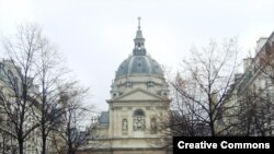 Сорбонна, Париж. Здесь 25 мая 1998 года было положено начало процессу создания общеевропейского образовательного пространства.
<a href = "http://commons.wikimedia.org/wiki/Image:Sorbonne_DSC09369.jpg" target=_blank>Wikipedia. Creative Commons</a>.