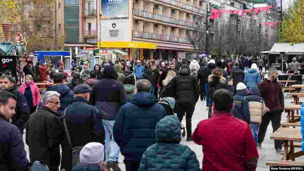 Në Kosovë, 28 nëntori nuk është festë zyrtare, por Qeveria çdo vit, përmes një vendimi të posaçëm e shpall këtë ditë si ditë pushimi. 